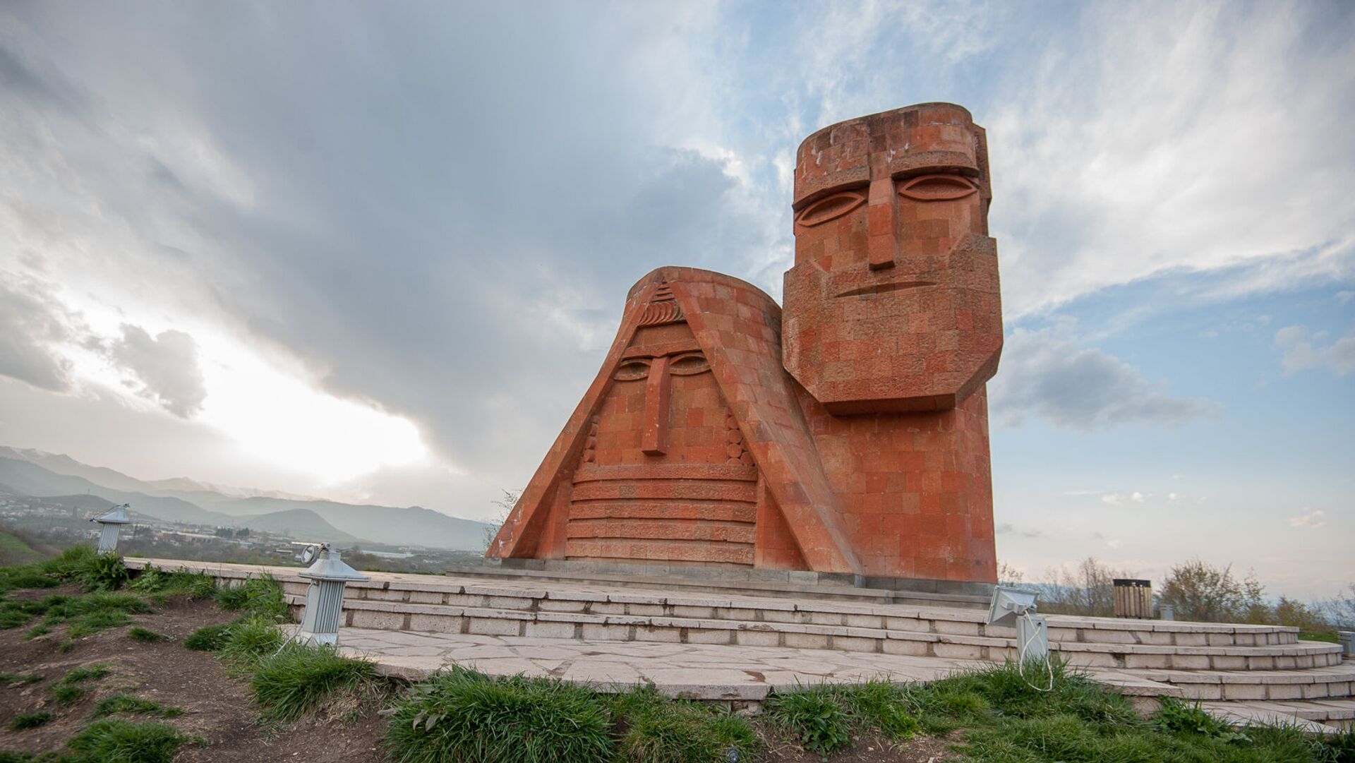 Памятник Мы-наши горы. Степанакерт. НКР - Sputnik Армения, 1920, 27.04.2023