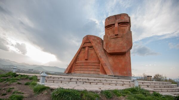 Памятник Мы-наши горы. Степанакерт. НКР - Sputnik Արմենիա