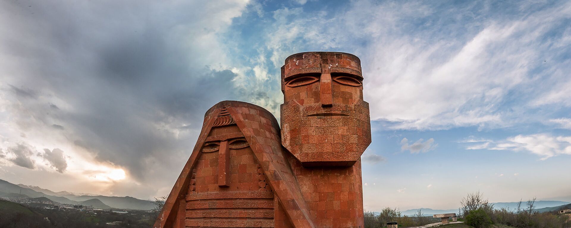Памятник Мы-наши горы. Степанакерт. НКР - Sputnik Армения, 1920, 22.03.2021