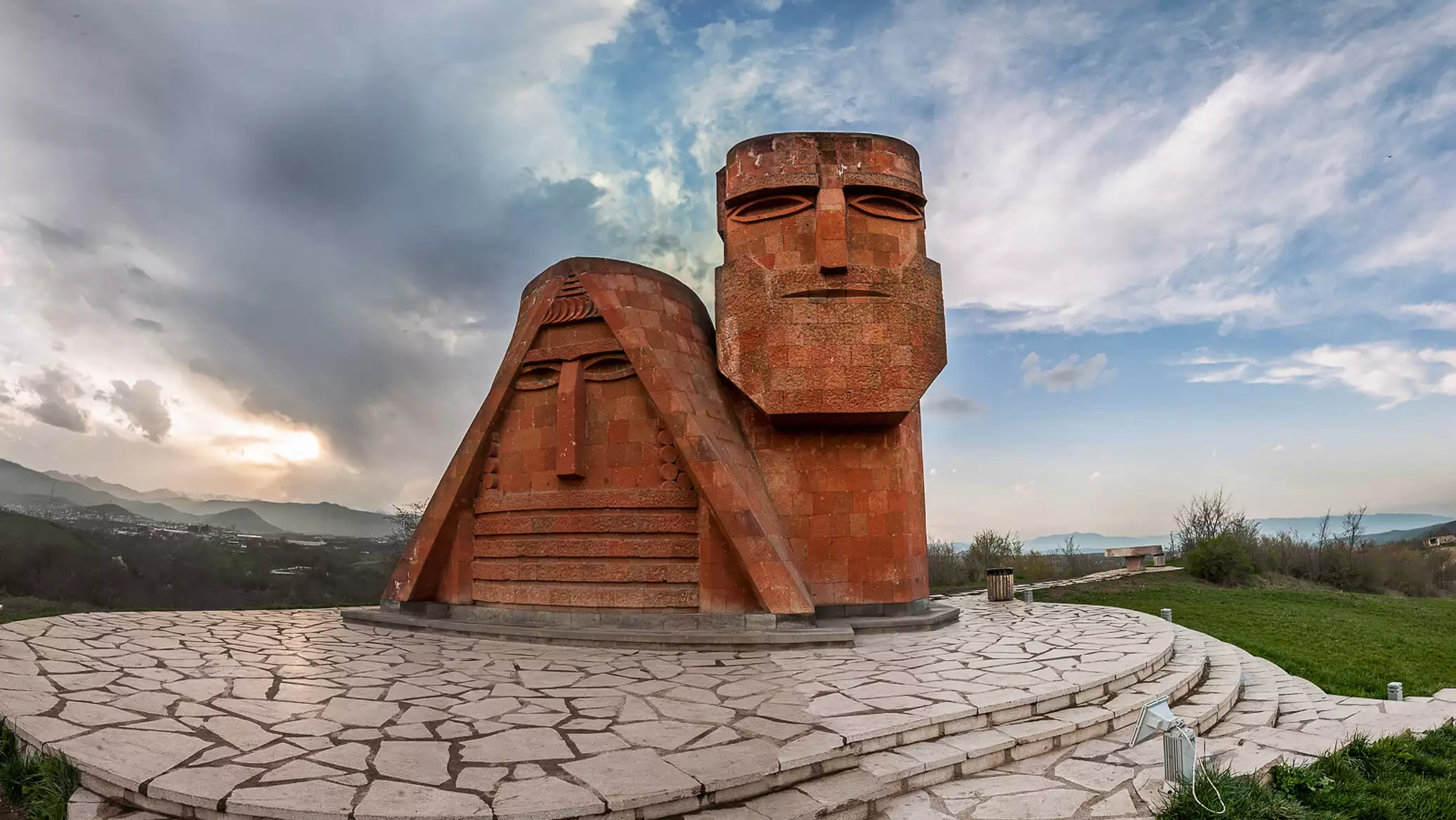 Армения и арцах. Нагорный Карабах папик Татик. Папик Татик памятник Степанакерт. Татик и папик в Карабахе. Нагорный Карабах монумент.