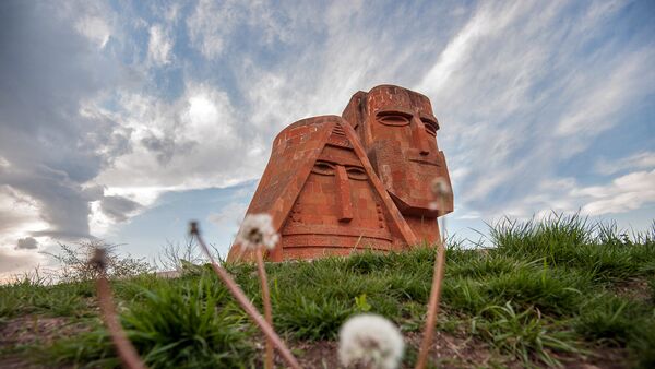 Памятник Мы-наши горы. Степанакерт. НКР - Sputnik Армения
