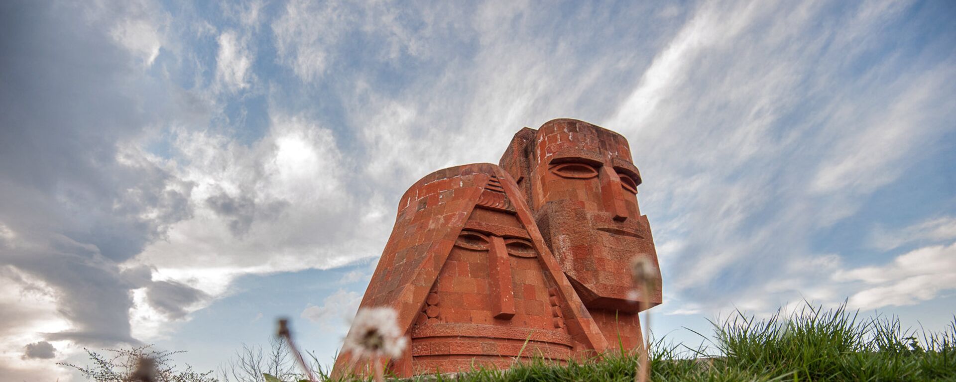 Памятник Мы-наши горы. Степанакерт. НКР - Sputnik Армения, 1920, 19.04.2022