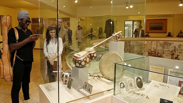 Ричард Бона в Музее Еревана - Sputnik Արմենիա