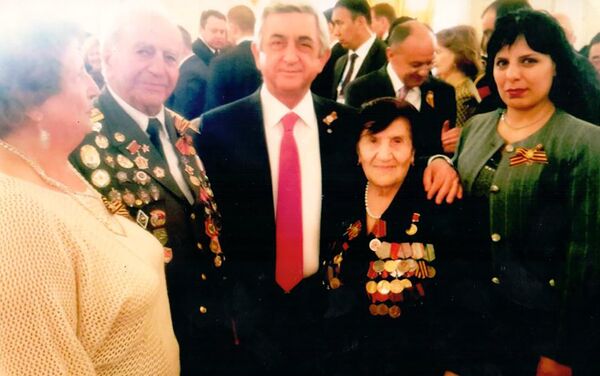 Ветеран Розалия Абгарян с президентом Армении Сержем Саргсяном - Sputnik Армения