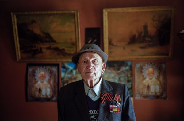 Անատոլի Ֆյոդորովիչ Դոբրինին։ Ծնվել է 1922թ.–ի հունիսի 12–ին Տվերի մարզի Կաշինա քաղաքում։ 1941թ.–ի հունիսի 22–ին զորակոչվել է բանակ։ 1942թ.–ին գլխավորել է զենիթահրետանային դասակը Ռոկսովկսու բանակում, 1943թ.–ի Ղրիմի ազատագրման ժամանակ կորցրել է ձեռքը։ - Sputnik Արմենիա