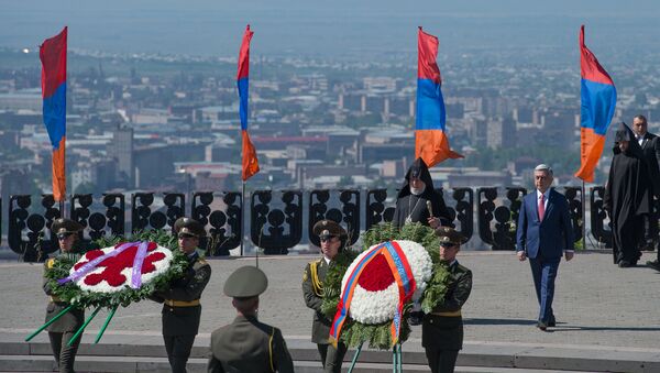 Президент Армении Серж Саргсян и католикос Гарегин II возложили цветы к Вечному огню в Парке победы - Sputnik Армения