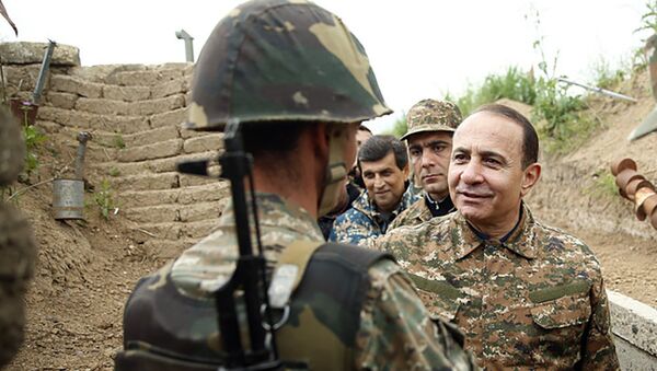 Премьер-министр Армении Овик Абраамян посетил боевые позиции в Нагорном Карабахе - Sputnik Армения