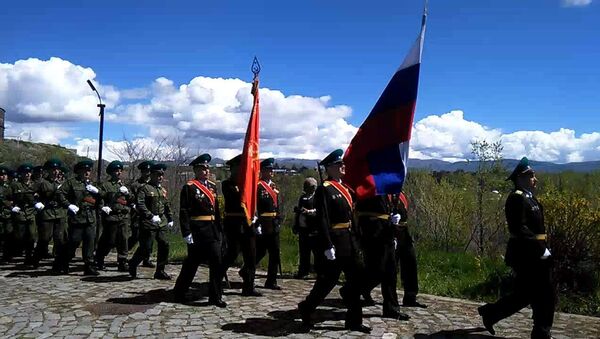 В Гюмри прошел торжественный марш с участием армянских и российских военных, посвященный Дню Победы - Sputnik Армения