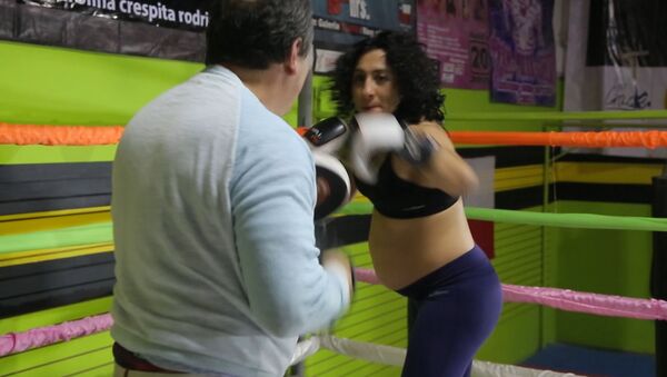СПУТНИК_Ринг для будущей мамы: спортсменка боксирует на восьмом месяце беременности - Sputnik Армения
