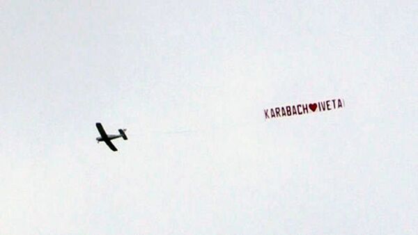 Самолет, кружащий над ареной Евровидения с плакатом в поддержку Нагорного Карабаха - Sputnik Армения