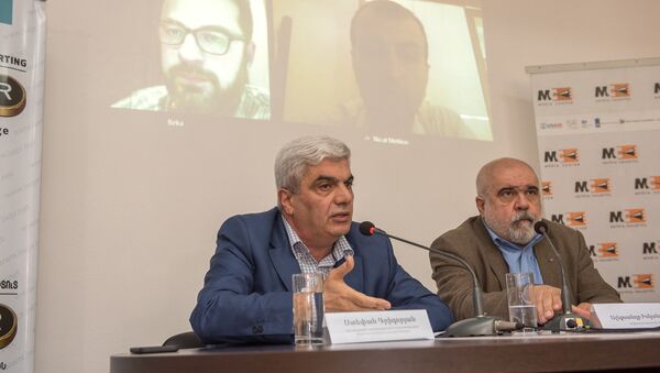 Видеомост между армянскими и азербайджанскими политологами Степаном Григоряном, Александром Искандаряном,  Арзу Абдуллаевым и Шахином Рза - Sputnik Արմենիա