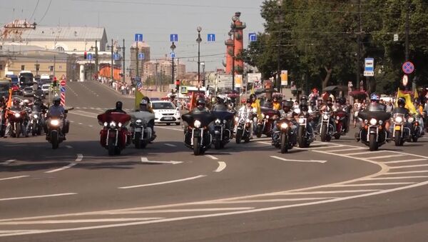 СПУТНИК_Тысячи байкеров промчались по улицам Петербурга. Кадры мотопарада Harley Days - Sputnik Армения
