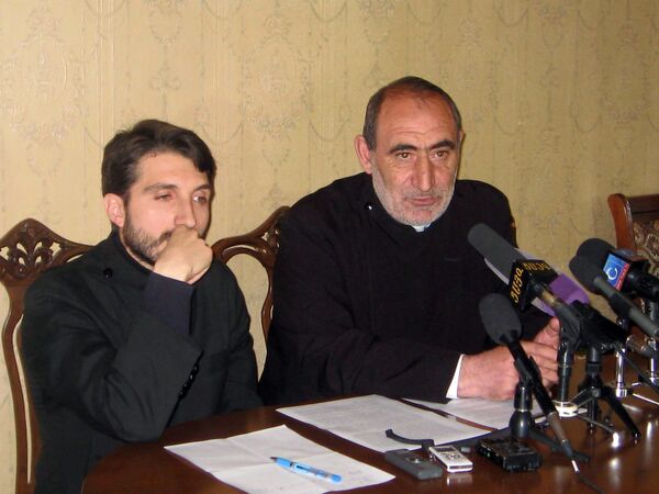 Տեր Գրիգոր ավագ քահանա Մկրտչյանն ու առաջնորդարանի տեղեկատվական համակարգի պատասխանատու Տեր Հովսեփ քահանա Գալստյանը Տեր Գրիգոր ավագ քահանա Մկրտչյանն ու առաջնորդարանի տեղեկատվական համակարգի պատասխանատու Տեր Հովսեփ քահանա Գալստյանը - Sputnik Արմենիա