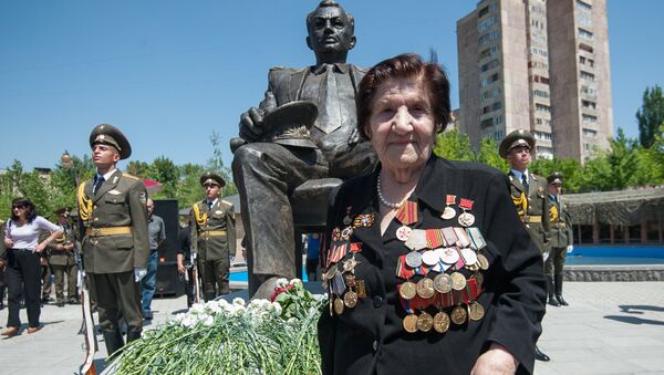 Ветеран ВОВ Розалия Абгарян у памятника главному маршалу бронетанковых войск Амазаспу Хачатуровичу Бабаджаняну в Ереване - Sputnik Արմենիա