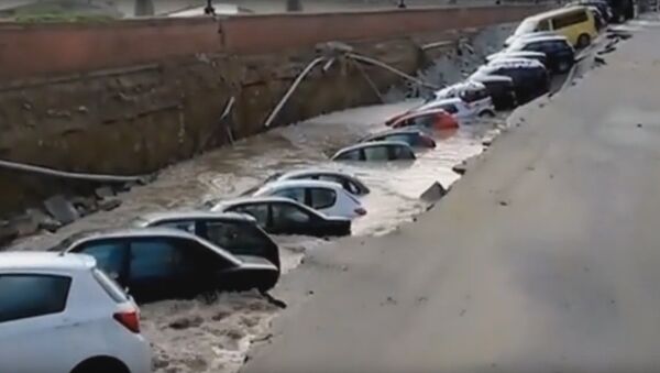 Два десятка автомобилей провалились под землю в центре Флоренции - Sputnik Армения