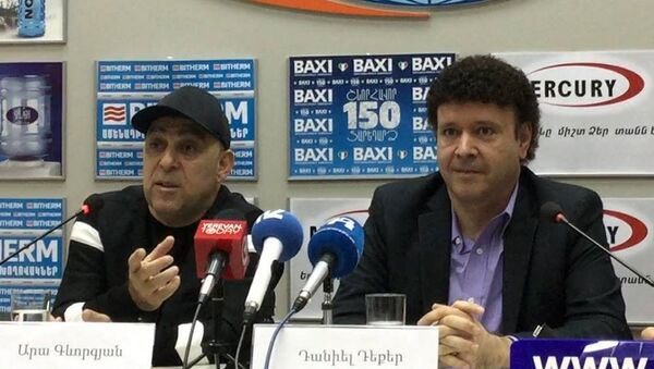 Композиторы Ара Геворкян и Даниель Декер (слева направо) - Sputnik Армения