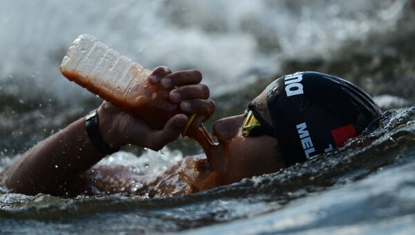 Усама Меллули (Тунис) на дистанции 10 километров на открытой воде среди мужчин на XVI чемпионате мира по водным видам спорта в Казани - Sputnik Армения