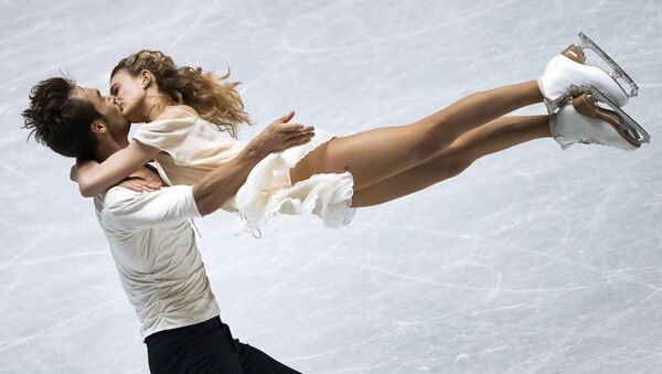 Габриэлла Пападакис и Гийом Сизерон (Франция) выступают в произвольной программе танцев на льду на командном чемпионате мира по фигурному катанию в Токио - Sputnik Армения