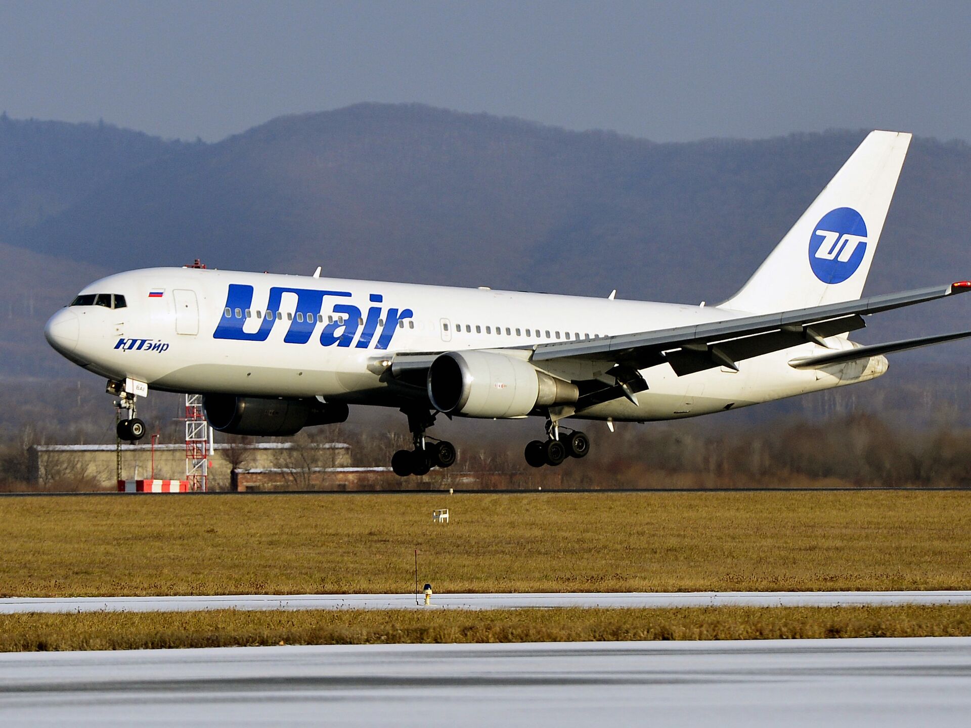 Utair чья. UTAIR самолеты. Самолет ЮТЭЙР. ЮТЭЙР В Ереван. Самолёт ЮТЭЙР фото.