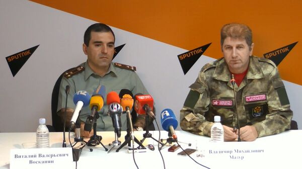 Начальник военно-спортивного лицея им. Монте Мелконяна полковник Виталий Восканян и руководитель культурной программы «Союз 2015 – Наследники Победы» Владимир Михайлович Мазур Начальник военно-спортивного лицея им. Монте Мелконяна полковник Виталий Восканян и руководитель культурной программы «Союз 2015 – Наследники Победы» Владимир Михайлович Мазур - Sputnik Армения