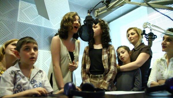 Школьники спели песню Сестра по духу в эфире радио Sputnik Армения - Sputnik Армения