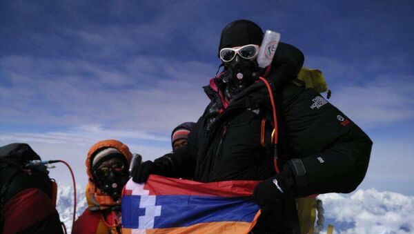 Ирена Харазова - первая в истории армянка, поднявшаяся на Эверест, с флагом непризнанной Нагорно-Карабахской Республики. - Sputnik Армения