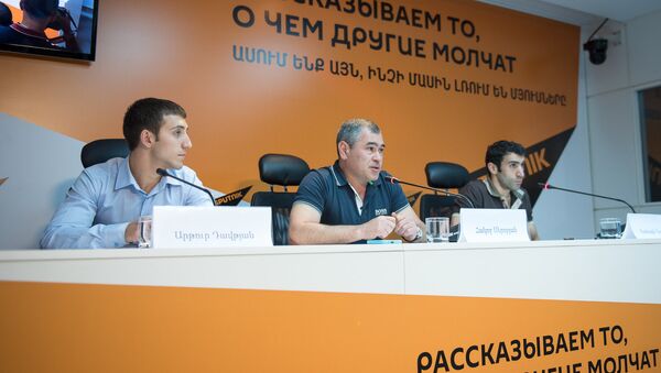 Հայ մարմնամարզիկներն ու նրանց մարզիչը - Sputnik Армения