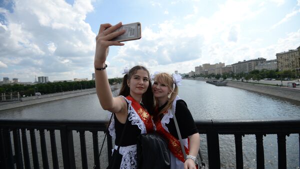 Выпускники московских школ фотографируются на Крымском мосту в Москве. Архивное фото. - Sputnik Армения