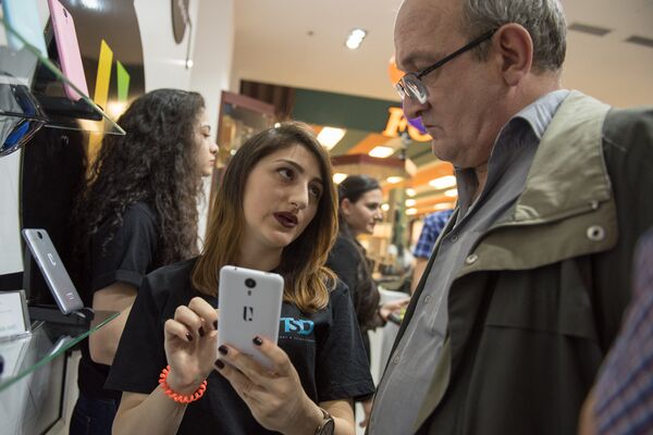 Во время презентации армянского смартфона Armphone (6 июня 2016). Еревaн Во время презентации армянского смартфона Armphone (6 июня 2016). Еревaн - Sputnik Армения