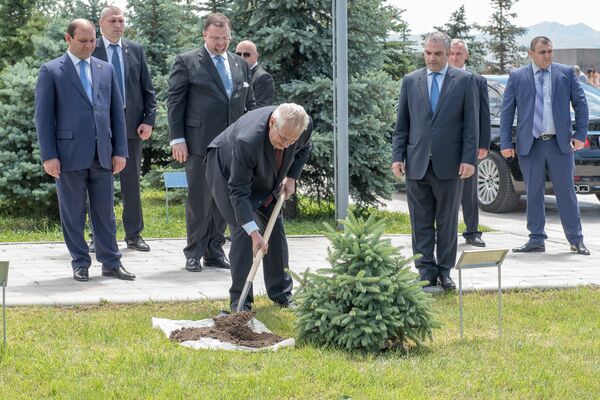 Президент Чехии Милош Земан в Ереване почтил память жертв Геноцида армян Президент Чехии Милош Земан в Ереване почтил память жертв Геноцида армян - Sputnik Արմենիա