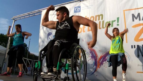 СПУТНИК_Инвалид-колясочник из Чили стал учителем танцев и проводит мастер-классы - Sputnik Армения