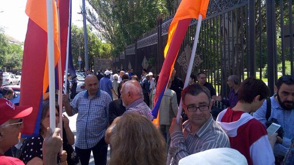Акция протеста у здания парламента Армении - Sputnik Արմենիա