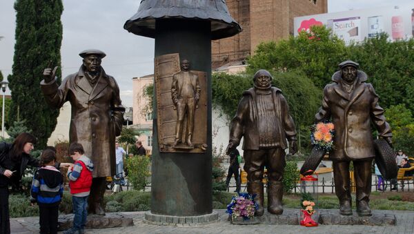 Памятник героям фильма Мимино в Тбилиси - Sputnik Армения
