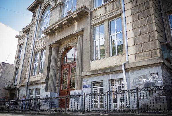 Здание бывшего торгового училища, основанного Манташевым. Ныне - 43-я школа Здание бывшего торгового училища, основанного Манташевым. Ныне - 43-я школа - Sputnik Армения