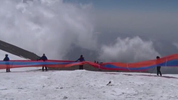 Стометровый армянский триколор взвился на вершине горы Арарат - Sputnik Армения