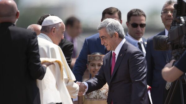 Папа Римский Франциск I прибыл в Армению. В аэропорту его встретил президент Армении Серж Саргсян - Sputnik Армения