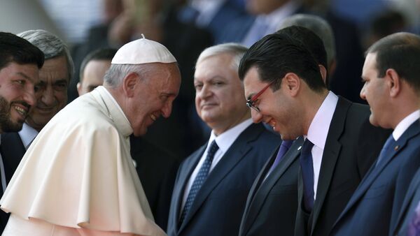 Посол Армении в Ватикане Микаел Минасян приветствует Папу Римского Франциска I - Sputnik Արմենիա