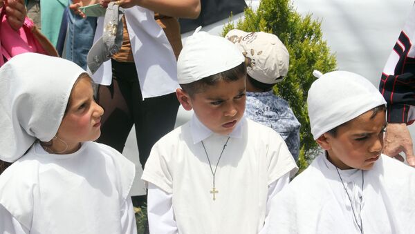 Армянские дети в одежде Папы Римского в ожидании понтифика. Гюмри - Sputnik Армения