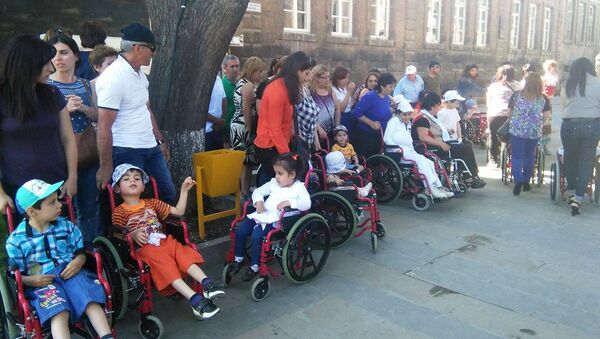 В Гюмри Папа Римский благословил детей с аутизмом - Sputnik Армения