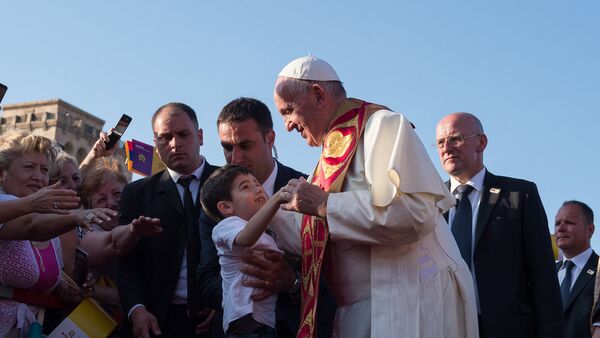 Экуменическая церемония и совместная молитва за мир Папы Римского и Католикоса Гарегина II на площади Республики - Sputnik Армения