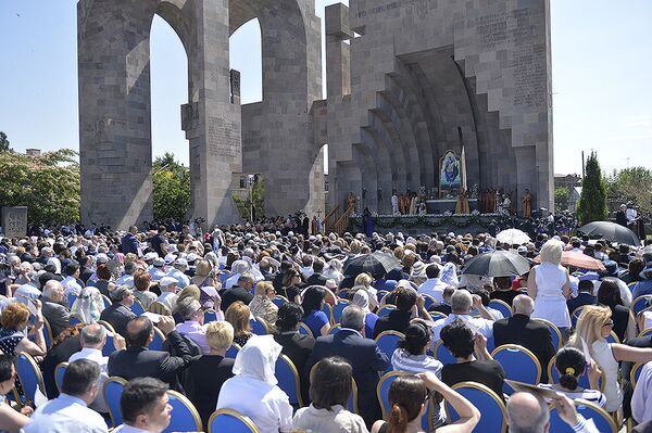 Папа Франциск принял участие в Божественной литургии в Эчмиадзине - Sputnik Армения