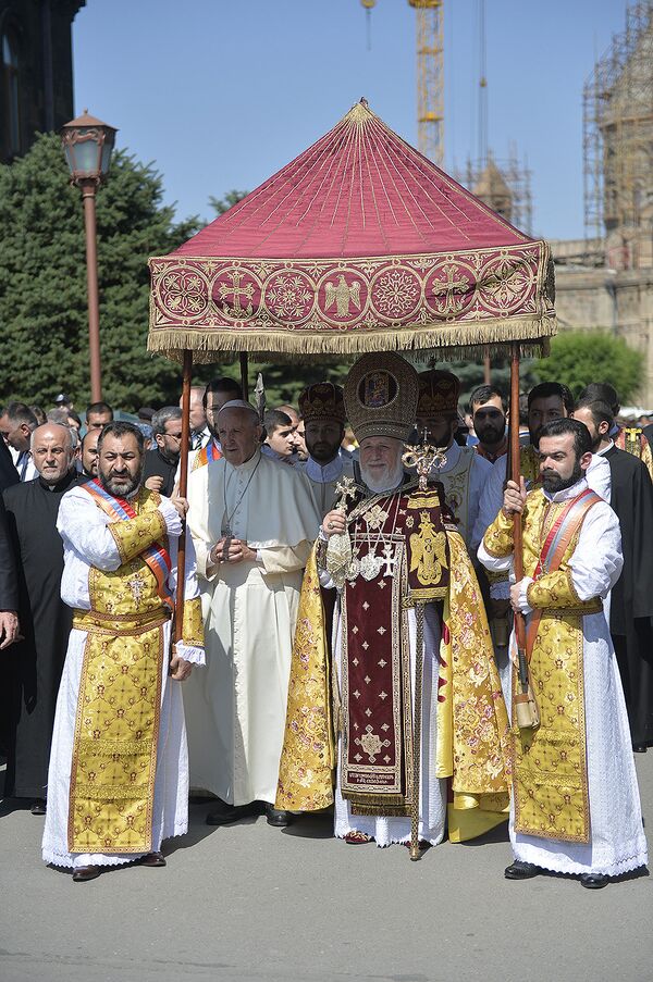 Папа Франциск принял участие в Божественной литургии в Эчмиадзине - Sputnik Армения