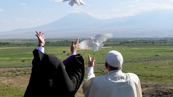 Папа Римский выпустил белых голубей на армяно-турецкой границе - Sputnik Армения