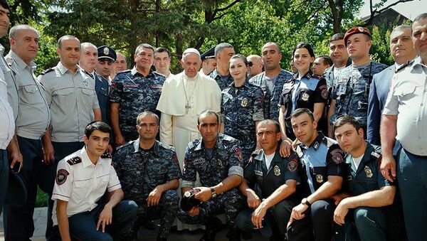 Папа Франциск I сфотографировался с полицией Армении - Sputnik Արմենիա