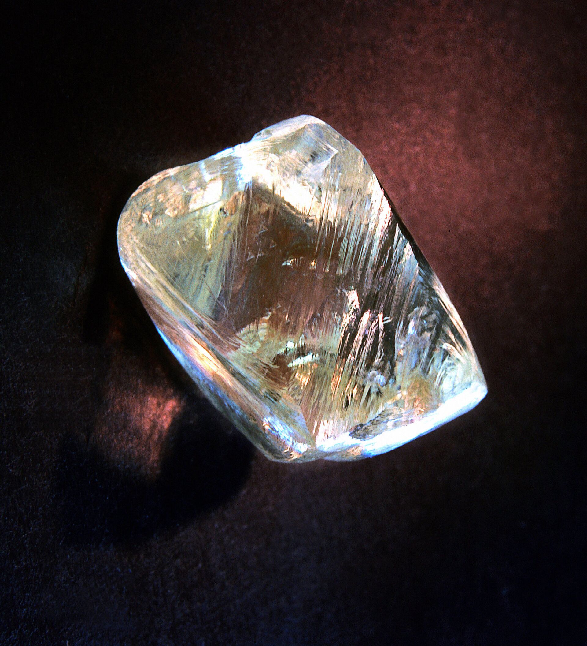 Алмаз в тысячу карат. Камень бдолах. Алмаз 1000 карат фото. Самое прочное стекло в мире. Что прочнее алмаза
