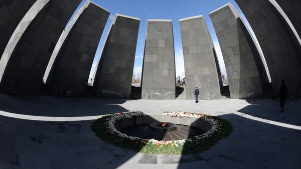 Вечный огонь Мемориала жертв геноцида армян Цицернакаберд - Sputnik Армения
