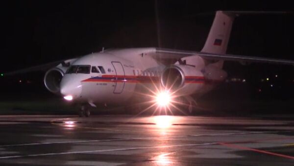 СПУТНИК_Ан-148 доставил в Ереван застрявших на Военно-Грузинской дороге. Съемка МЧС РФ - Sputnik Армения