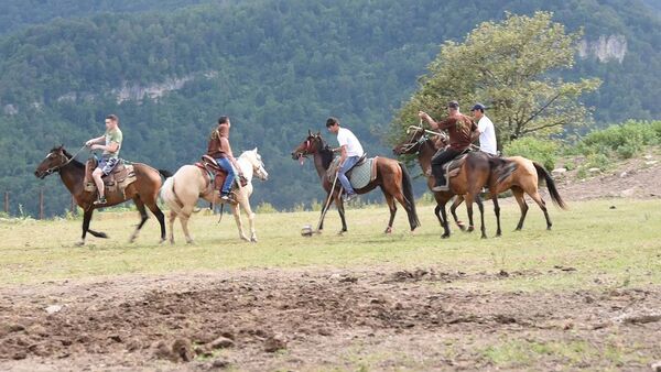 Международная команда сыграла в конное поло в высокогорном армянском селе Енокаван - Sputnik Армения