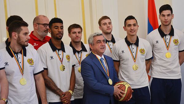 Серж Саргсян и члены сборной Армении по баскетболу - Sputnik Արմենիա