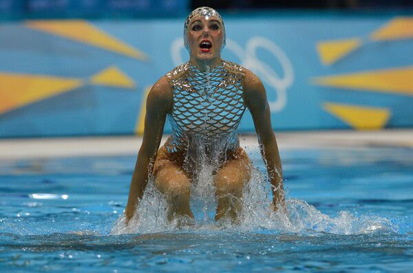 Испанская сборная, занявшая третье место, выступает с произвольной программой в финале соревнований по синхронному плаванию на ХХХ Олимпийских играх в Лондоне. - Sputnik Армения